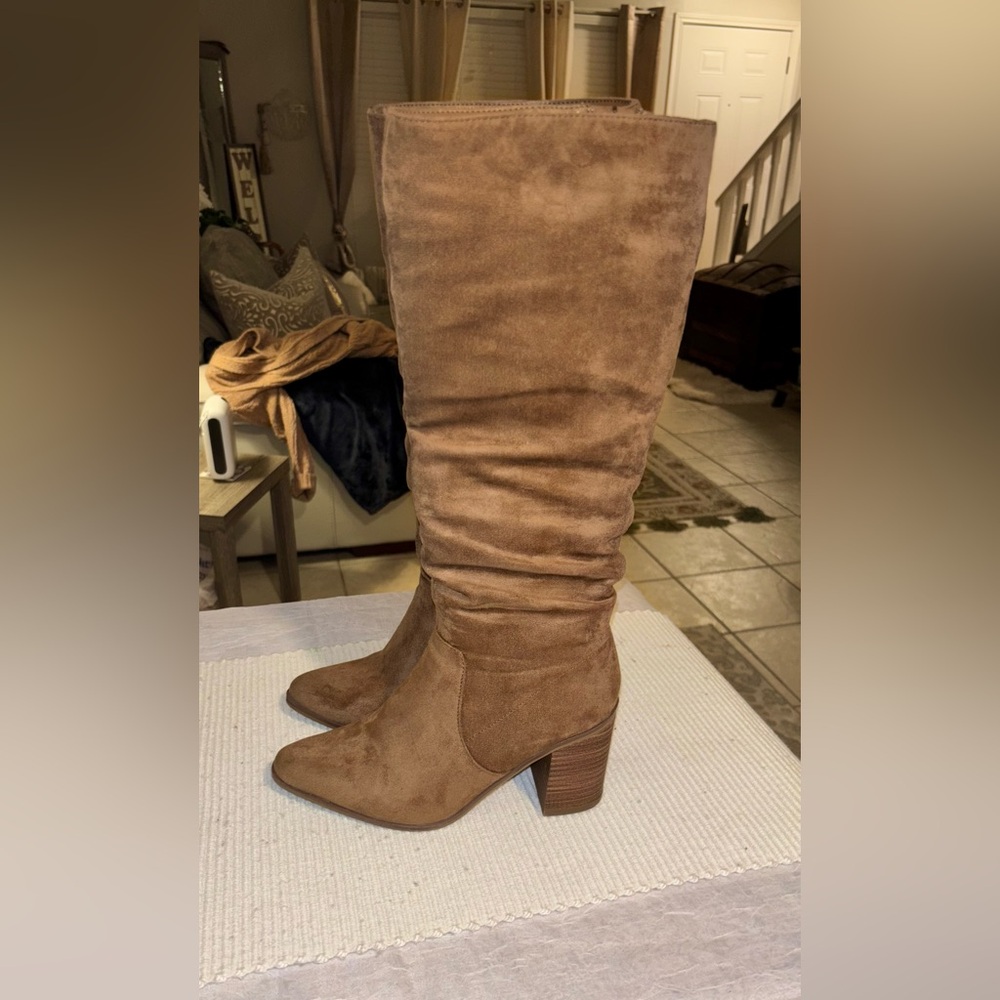 Knee high brown suede boots with point toe
Gently used